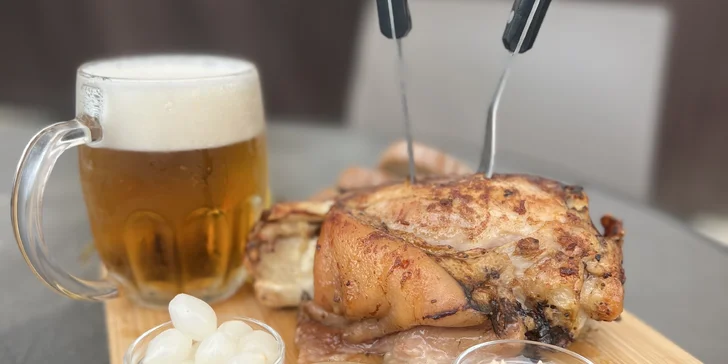 Pečené vepřové koleno o váze 1,1 kg nebo 800g porce žeber s chlebem
