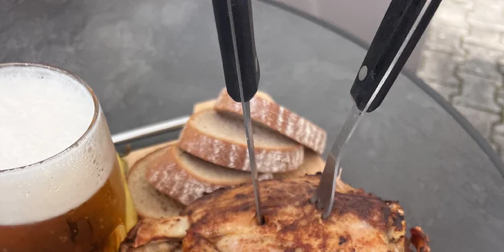 Pečené vepřové koleno o váze 1,1 kg nebo 800g porce žeber s chlebem