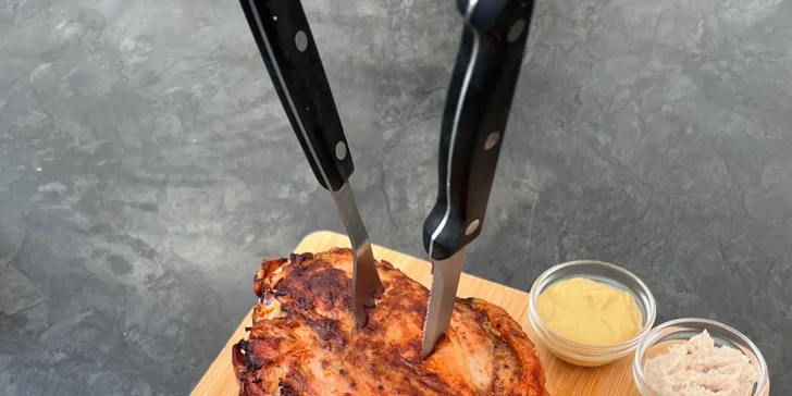 Pečené vepřové koleno o váze 1,1 kg nebo 800g porce žeber s chlebem