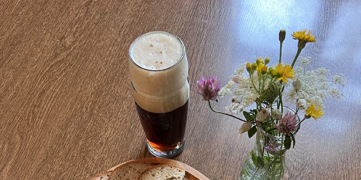 Pečené vepřové koleno o váze 1,1 kg nebo 800g porce žeber s chlebem