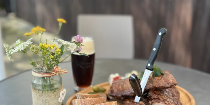 Pečené vepřové koleno o váze 1,1 kg nebo 800g porce žeber s chlebem