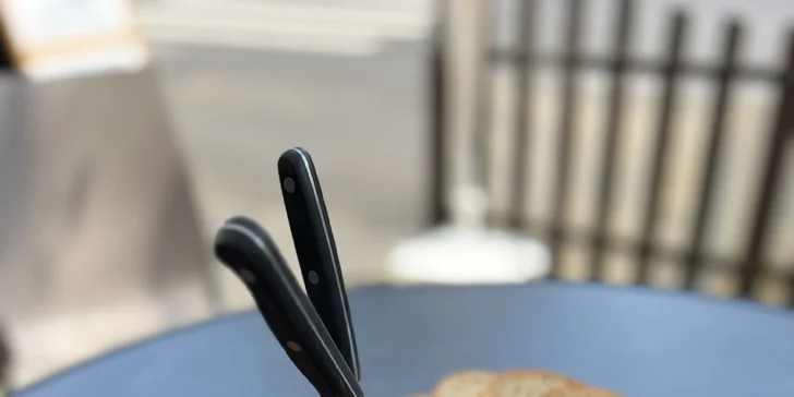Pečené vepřové koleno o váze 1,1 kg nebo 800g porce žeber s chlebem
