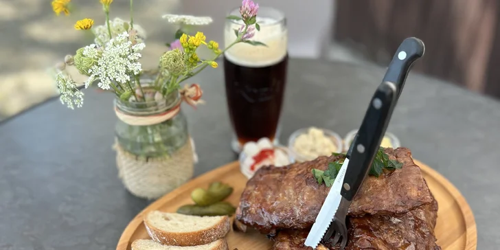 Pečené vepřové koleno o váze 1,1 kg nebo 800g porce žeber s chlebem