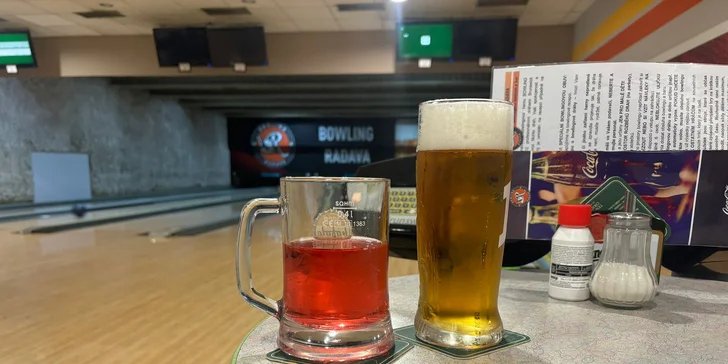 Hoďte to tam: hodina bowlingu s přáteli a 4 piva nebo točené limonády