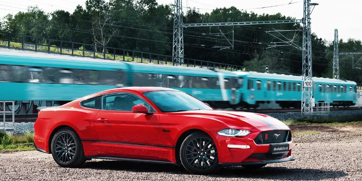 Nezapomenutelný zážitek: jízda nebo pronájem legendárního Fordu Mustang 5.0 V8 Coyote