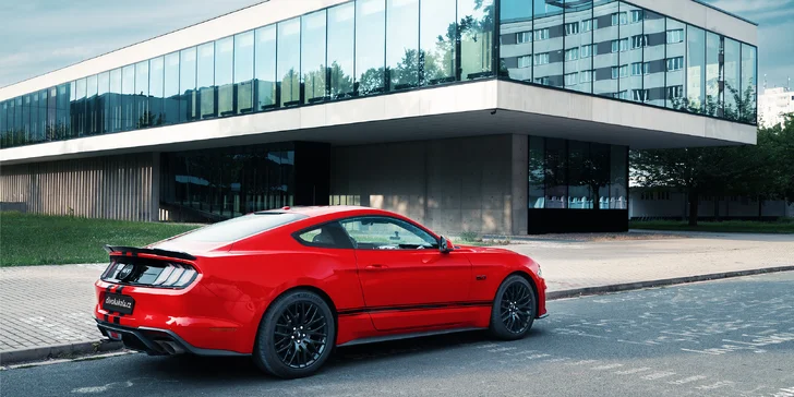 Nezapomenutelný zážitek: jízda nebo pronájem legendárního Fordu Mustang 5.0 V8 Coyote