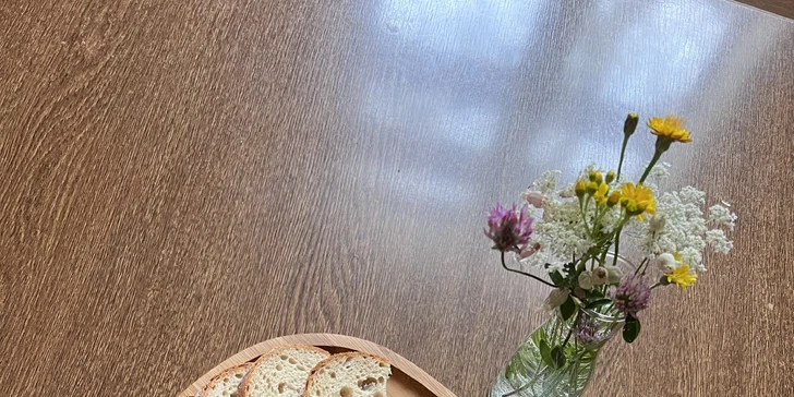 Pečené vepřové koleno o váze 1,1 kg nebo 800g porce žeber s chlebem
