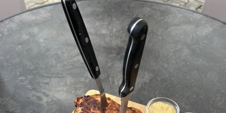 Pečené vepřové koleno o váze 1,1 kg nebo 800g porce žeber s chlebem