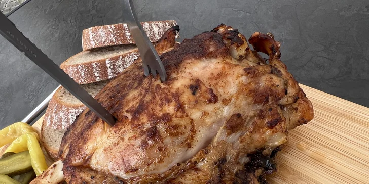 Pečené vepřové koleno o váze 1,1 kg nebo 800g porce žeber s chlebem