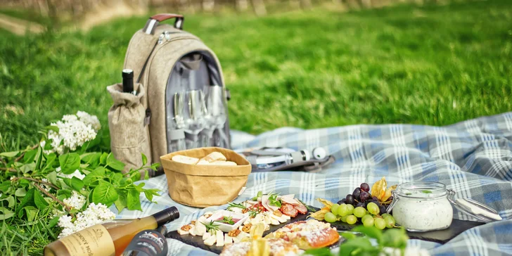 Piknik ve vinici pro 2 osoby: piknikový set s vínem, frizzante i občerstvením
