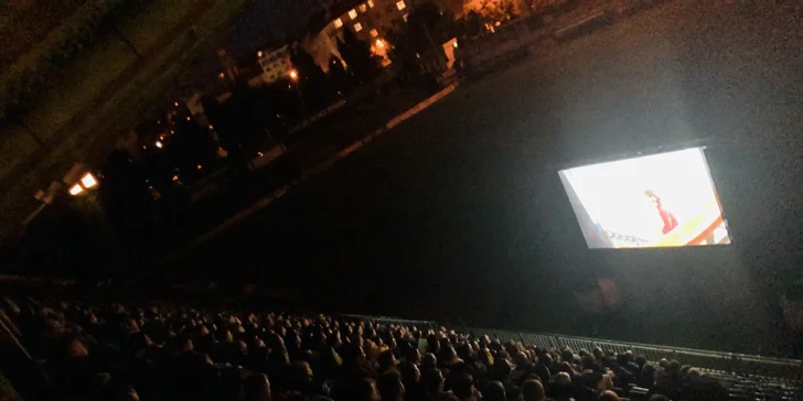 Letní kino v historické fotbalové stavbě i autogramiáda Petra Jandy