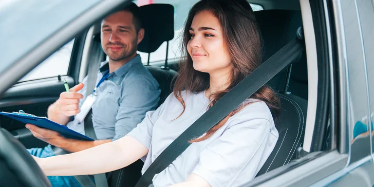 Poukaz na řidičský průkaz B nebo na motorku v hodnotě 2500 nebo 5000 Kč, zbytek doplatíte na místě