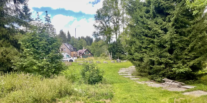 Netradiční ubytování pod vrcholky Jizerských hor: maringotka až pro 4 osoby