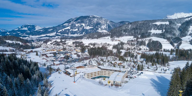 Zima v Kitzbühelských Alpách: 4* hotel s polopenzí i neomezeným wellness a lyžování na 43 km sjezdovek