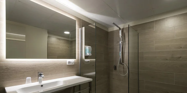 Letecky do Španělska: 3* hotel Papi na Costa Brava, polopenze, bazény a 200 m na pláž