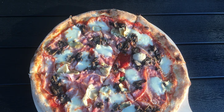 Jedna či dvě pizzy dle výběru o průměru 32 či 40 cm i s domácím ledovým čajem