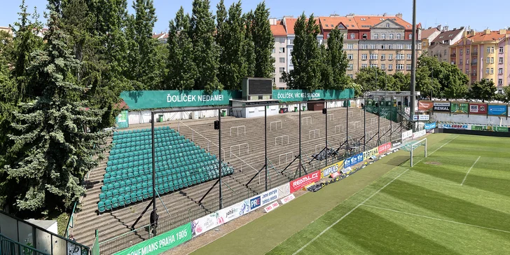 Letní kino v historické fotbalové stavbě i autogramiáda Petra Jandy