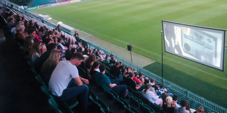 Letní kino v historické fotbalové stavbě i autogramiáda Petra Jandy