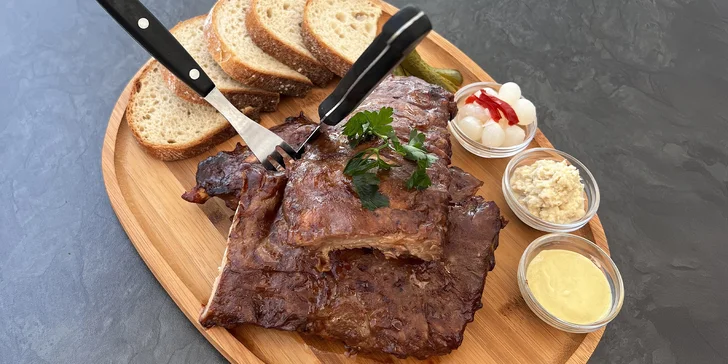 Pečené vepřové koleno o váze 1,1 kg nebo 800g porce žeber s chlebem