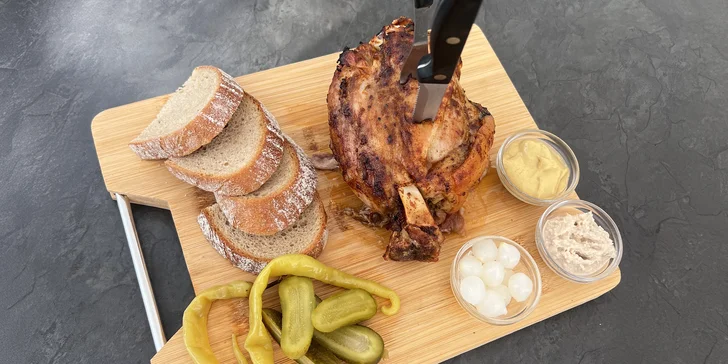 Pečené vepřové koleno o váze 1,1 kg nebo 800g porce žeber s chlebem