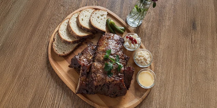 Pečené vepřové koleno o váze 1,1 kg nebo 800g porce žeber s chlebem