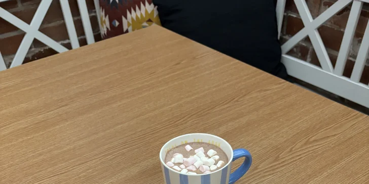 Míchaný drink, belgické vafle, croissant i snídaně pro 1-2 osoby vč. horkého nápoje