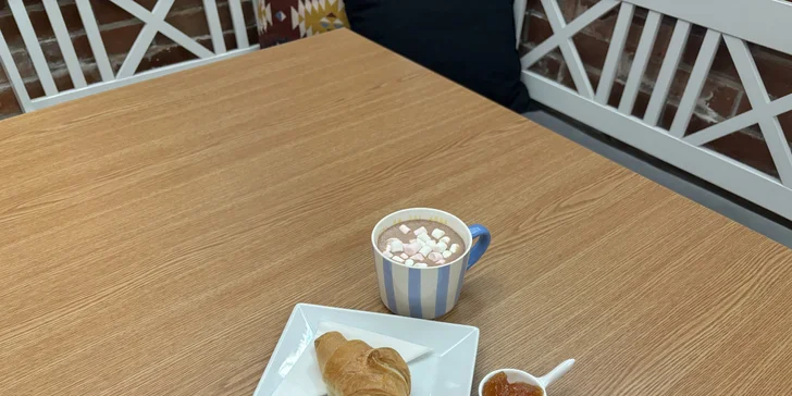 Míchaný drink, belgické vafle, croissant i snídaně pro 1-2 osoby vč. horkého nápoje