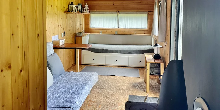 Netradiční ubytování pod vrcholky Jizerských hor: maringotka až pro 4 osoby