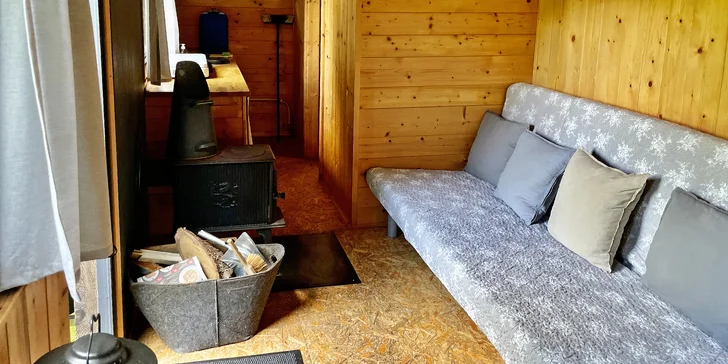 Netradiční ubytování pod vrcholky Jizerských hor: maringotka až pro 4 osoby