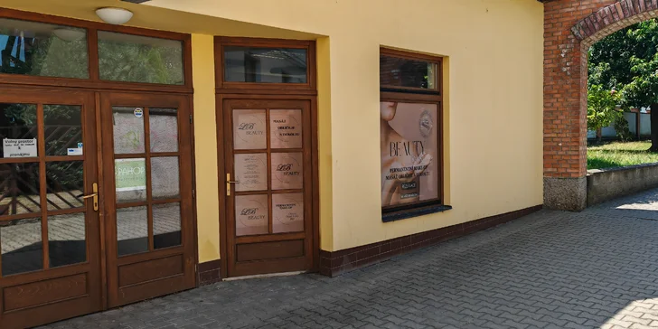 Omlazující kosmetická péče: čištění ultrazvukovou špachtlí i masáž obličeje a dekoltu