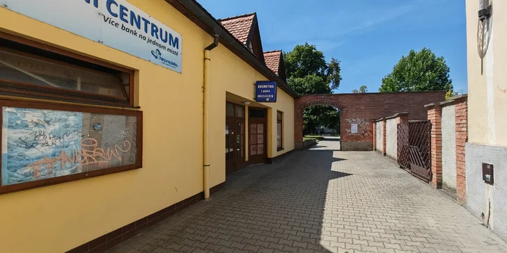 Omlazující kosmetická péče: čištění ultrazvukovou špachtlí i masáž obličeje a dekoltu