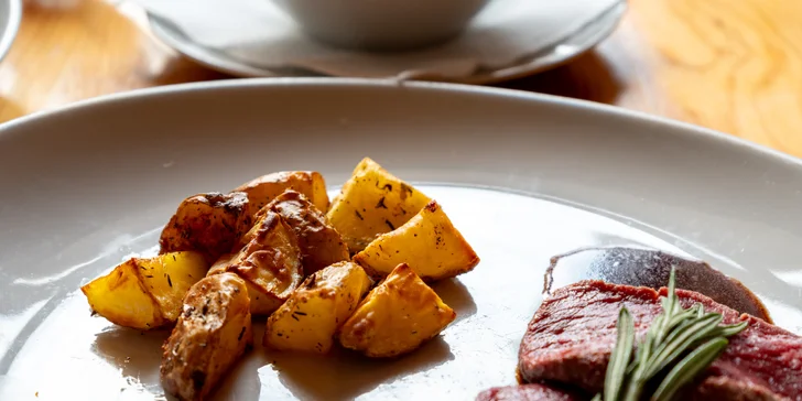 Romantický den pro dva: 5chodové menu, 2 hod. v privátním wellness i masáž