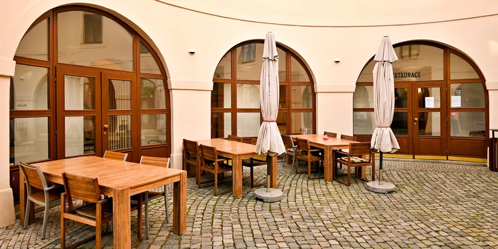 Chodovská tvrz: tři druhy masa na lávových kamenech i s karafou vína pro 2 osoby