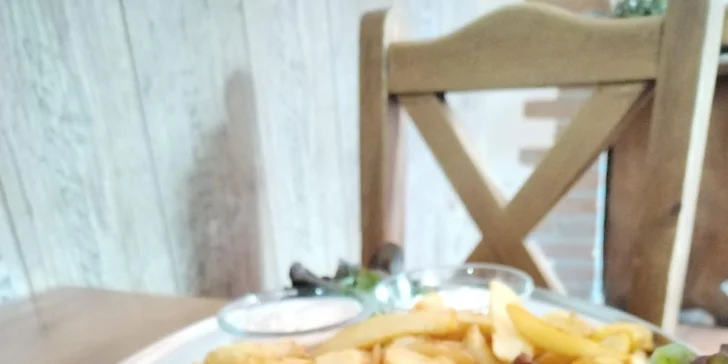 1 kg grilovaných kuřecích špalíčků a paliček a 1 kg amerických brambor