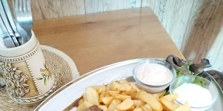 1 kg grilovaných kuřecích špalíčků a paliček a 1 kg amerických brambor