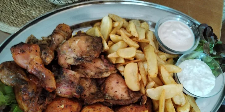 1 kg grilovaných kuřecích špalíčků a paliček a 1 kg amerických brambor