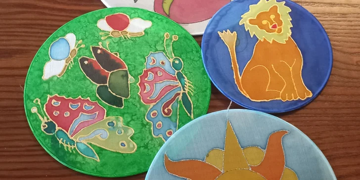 Výtvarný kurz dle výběru: výroba šperků, věnců, vitráží, malba na porcelán i batikování