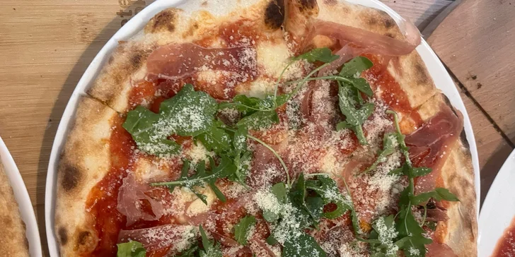 Jedna či dvě pizzy dle výběru o průměru 32 či 40 cm i s domácím ledovým čajem