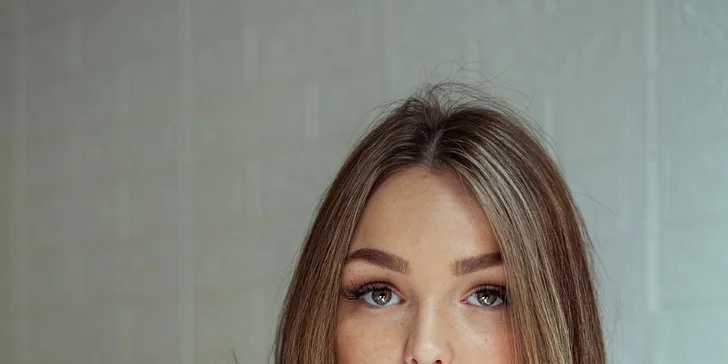 Profi focení v ateliéru vč. lehkých úprav i retuše: glamour, boudoir, portréty i rodina
