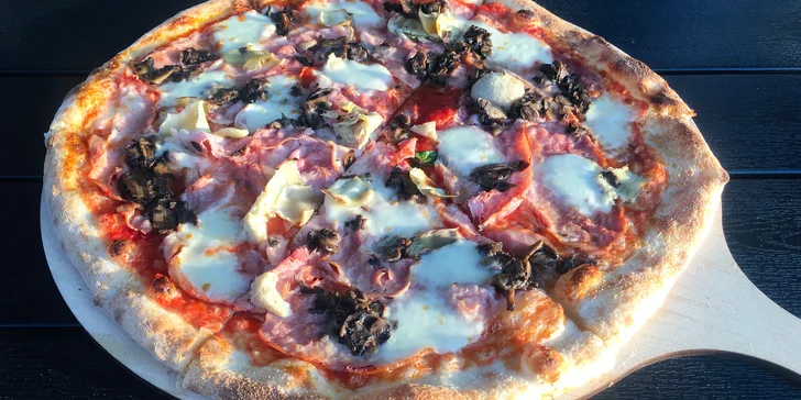 Jedna či dvě pizzy dle výběru o průměru 32 či 40 cm i s domácím ledovým čajem