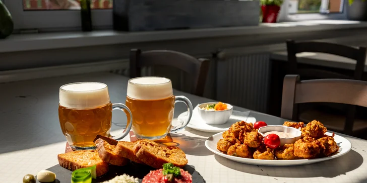 100-300 g namíchaného hovězího tataráku vč. zlatavých topinek i s pivem