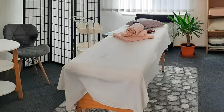 Relaxační procedura v délce 90 minut: masáž zad a šíje, bahenní zábal i masáž a parafín na ruce