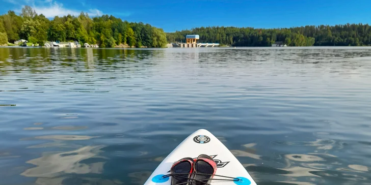 Zapůjčení paddleboardu na Dalešické přehradě pro 1–3 osoby