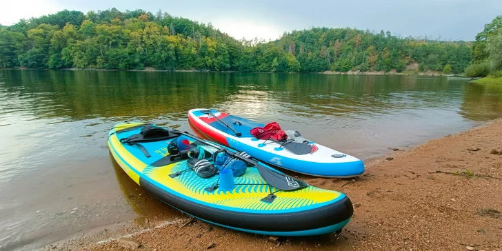 Zapůjčení paddleboardu na Dalešické přehradě pro 1–3 osoby