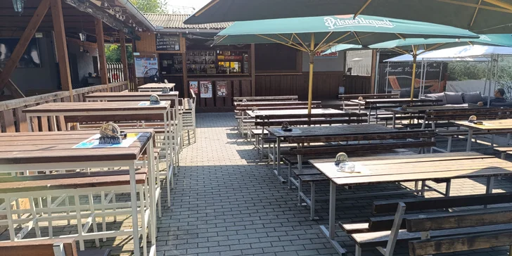 Žebírka, křídla či stripsy pro 2-4 osoby v oblíbeném baru na brněnské přehradě
