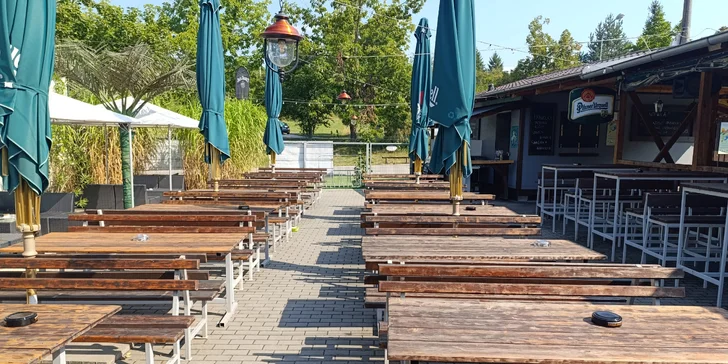 Žebírka, křídla či stripsy pro 2-4 osoby v oblíbeném baru na brněnské přehradě