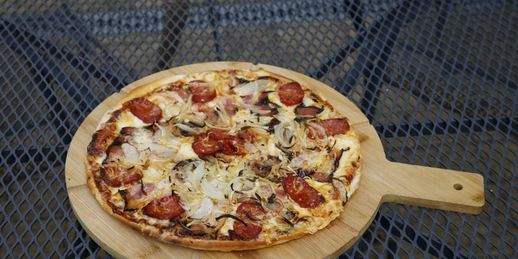 Pizza o průměru 32 cm podle výběru z 9 druhů pro 1 nebo 2 osoby