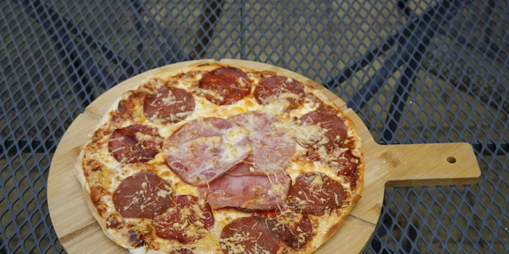 Pizza o průměru 32 cm podle výběru z 9 druhů pro 1 nebo 2 osoby