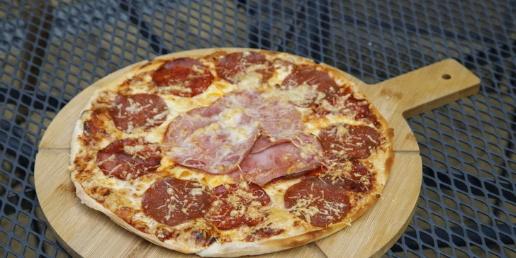 Pizza o průměru 32 cm podle výběru z 9 druhů pro 1 nebo 2 osoby