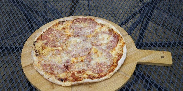 Pizza o průměru 32 cm podle výběru z 9 druhů pro 1 nebo 2 osoby